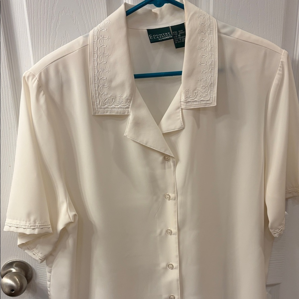 Vintage Embroidered Collar ivory blouse
